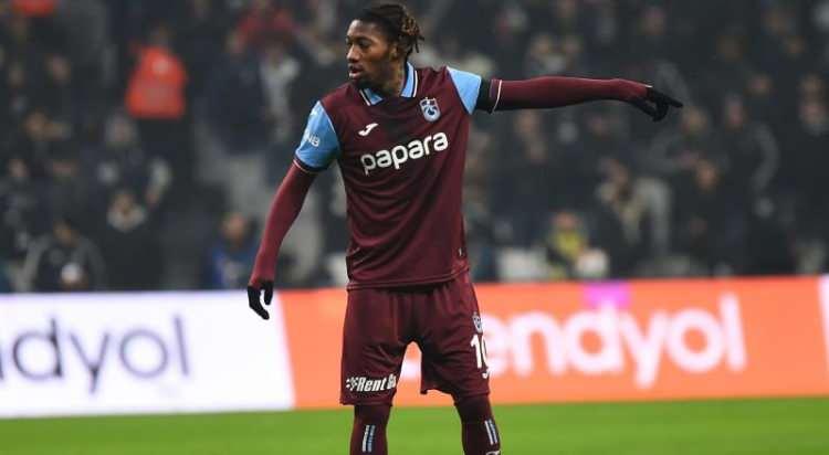 <p>Trabzonspor'un Avusturyalı on numarası Muhammed Cham yuvadan uçuyor.<br />
<br />
24 yaşındaki futbolcuya bir Suudi Arabistan kulübünden teklif geldi.<br />
<br />
Önerilen rakamın 7.5 milyon dolar (300 milyon TL) olduğu ve Bordo-mavili yönetimin bu teklifi değerlendirdiği bildirildi. <br />
<br />
(SABAH)</p>