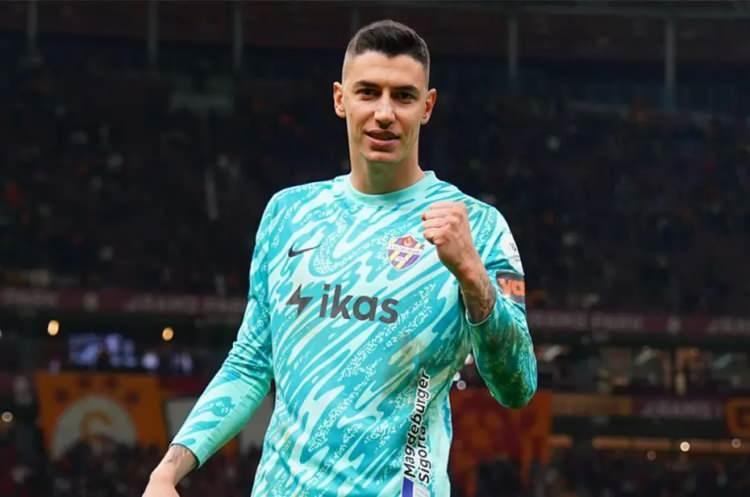 <p>Trabzonspor, Uğurcan Çakır'ın ayrılma ihtimaline karşı Eyüpspor'un kalecisi Berke Özer için temaslara başladı.<br />
<br />
(FOTOMAÇ)</p>