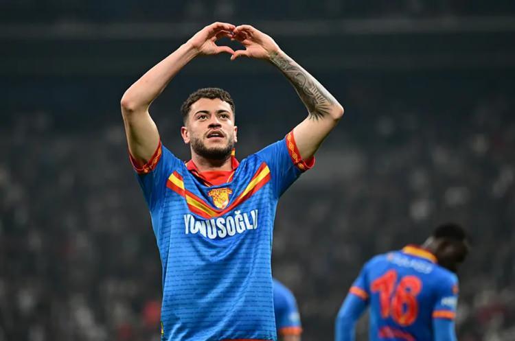 <p>Fenerbahçe, Göztepe'nin Brezilyalı golcüsü Romulo için 10 milyon euro ve 4 oyuncu teklifinde bulunacak.<br />
<br />
(FOTOMAÇ)</p>
