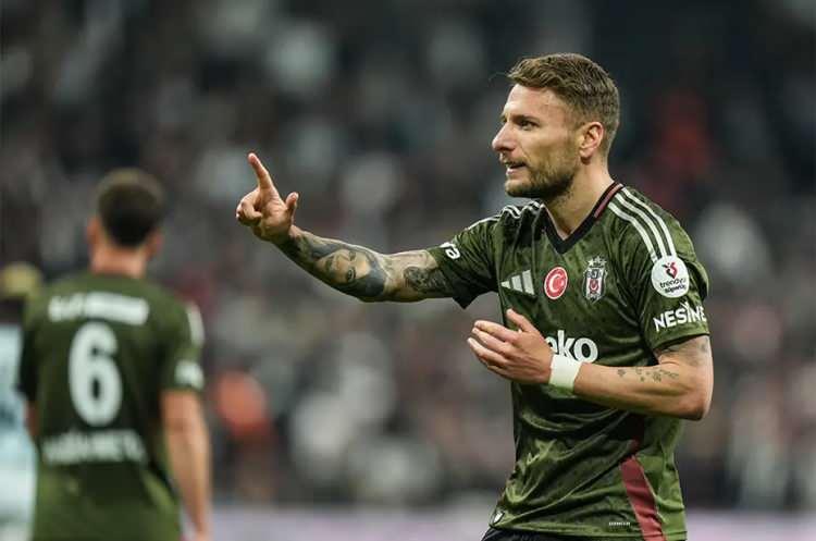 <p>Beşiktaş'tan yıllık 6 milyon euro garanti ücret olan Ciro Immobile, Bologna'nın 2 milyon euroluk teklifi sonrası harekete geçti.<br />
<br />
35 yaşındaki oyuncunun menajeri ayrılmak için Beşiktaş'tan 4 milyon euro istedi.<br />
<br />
(AKŞAM)</p>
