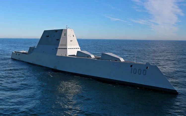 <p><strong>ÖZELLİKLER</strong></p>
<p> </p>
<p><strong>Tip: Gizli teknolojiye sahip destroyer.</strong></p>
<p> </p>
<p>Üretici: Bath Iron Works (Raytheon/Northrop Grumman ortaklığı).</p>
<p> </p>
<p><strong>Uzunluk: 186 metre.</strong></p>
<p> </p>
<p>Hız: 30+ knot (55+ km/s).</p>
<p> </p>
<p><strong>Gizlilik: Radar izi küçük bir balıkçı teknesi kadar.</strong></p>
<p> </p>
<p>Silahlar: Füzeler, 155 mm top, yakın savunma sistemleri.</p>
<p> </p>
<p><strong>Mürettebat: Yaklaşık 140 kişi.</strong></p>
<p> </p>
<p>Fiyat: 4,4 milyar dolar (birim maliyeti).</p>