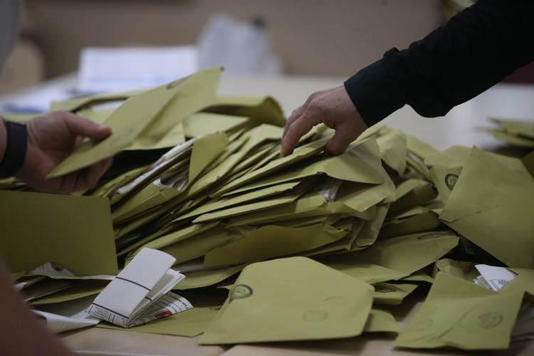 <p><strong>"Bugün seçim olsa" </strong>sorusuna verilen cevaplara göre AK Parti ile CHP arasındaki fark 1,7 puan.</p>

<p> </p>
