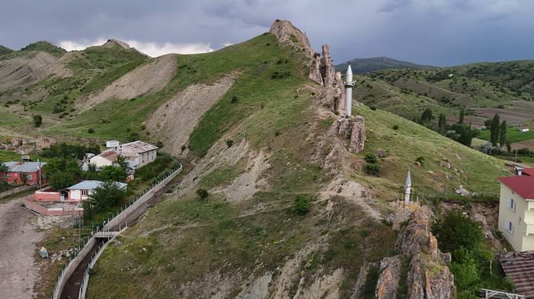 <p>Caminin ile köy arasında bulunan tepe nedeniyle okunan ezanın duyulmadığı için tepeye inşa edilen minare, köye ilk defa gidenleri şaşırtıyor. </p>