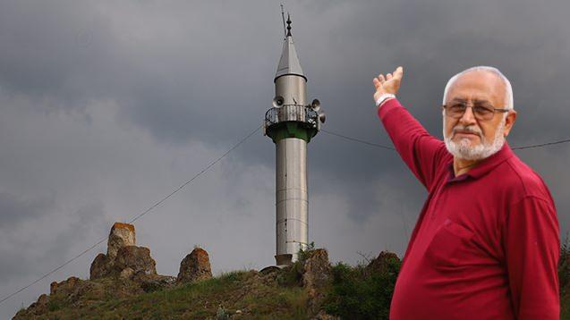 <p>Sivas'ın Zara ilçesine bağlı Tuzlagözü köyünde bulunan cami, ilginç yapısıyla dikkat çekiyor. <strong>Minareleri bulan vatandaşlar, camiyi bulamayınca şaşkına dönüyor. </strong></p>