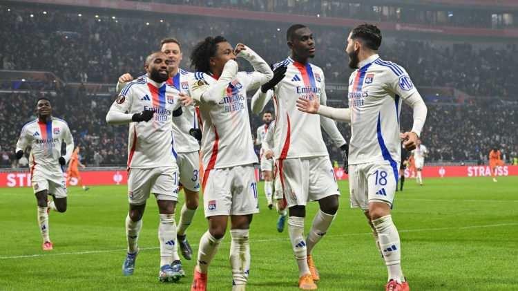 <p><strong>LYON KÜME DÜŞTÜ YILDIZLARI BOŞA ÇIKTI</strong></p>
<p> </p>
<p>Lyon'un küme düşmesinin ardından Beşiktaş yönetimi Fransız devinin yıldızları için devreye girdi. Uzun süredir bu kararı bekleyen Beşiktaş transfer komitesinin 4 yıldızla anlaşmaya çok yakın olduğu ortaya çıktı.</p>