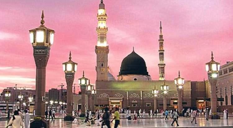 <p><strong><span style="color:#B22222">13) HZ. Muhammed (S.a.v) görebileceğimiz yer</span></strong></p>
<p> </p>
<p>Allah’ın izniyle cennette Peygamber Efendimizi görecek ve onunla bir araya gelebilecektir. Bu, en büyük manevi nimetlerden biridir.</p>
<p><strong>Kaynak: Buhari, Rikak 51 | Müslim, İman 349</strong></p>