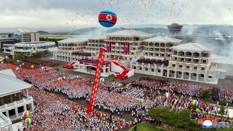 <p>Kuzey Kore yönetiminden yapılan açıklamaya göre Wonsan şehrindeki Kalma Yarımadası kıyısına inşa edilen 20 bin kişilik turizm kompleksi, ülke lideri Kim Jong-un'un katıldığı törenle hizmete açıldı.</p>