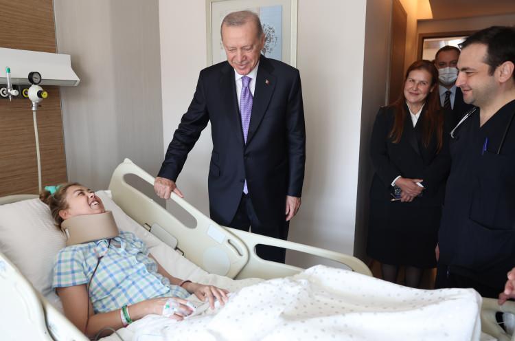 <p>Erdoğan, aynı hastanede tedavi gören Birgül Çelik'i de ziyaret etti.</p>
<p> </p>