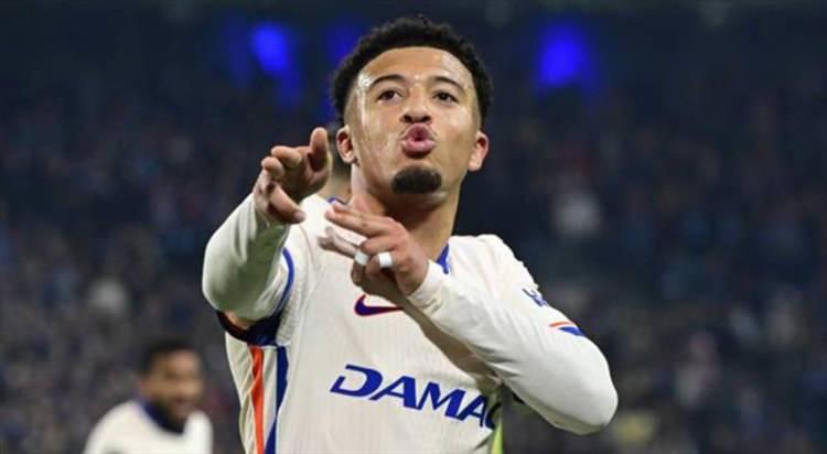 <p>Fenerbahçe, Jadon Sancho'nun yıllık 12 milyon Euro'luk maaş talebini kabul etti. <br />
<br />
(FANATİK)</p>