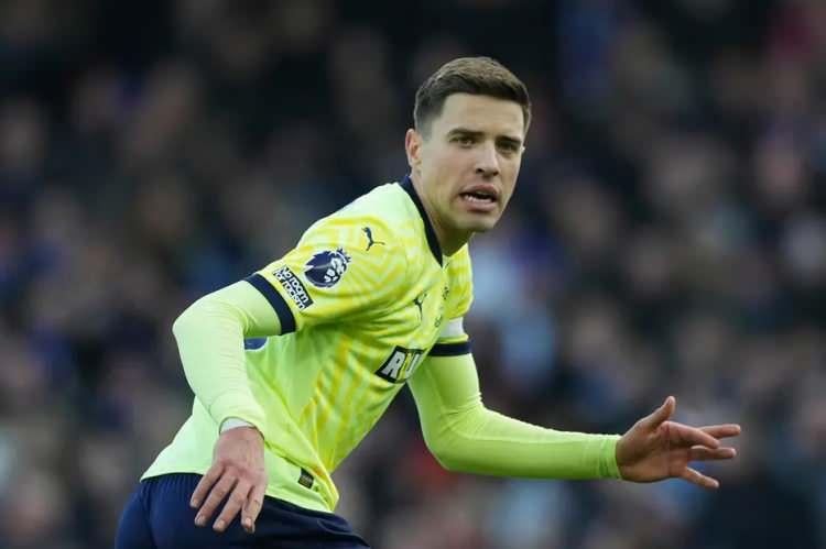 <p>Trabzonspor, yeni sezon öncesi savunma hattını güçlendirmek için Southampton forması giyen Polonyalı stoper Jan Bednarek'i bitirmek üzere.<br />
<br />
(FANATİK)</p>