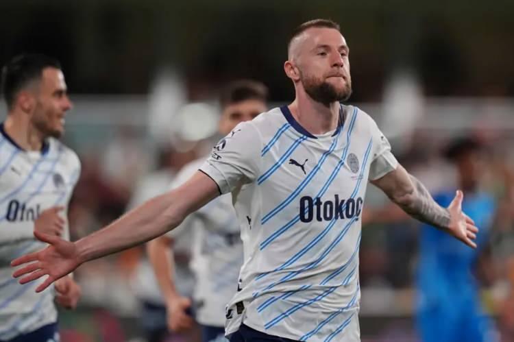 <p>Fenerbahçe'nin Milan Skriniar'a 4 yıllık kontrat önerdiği belirlendi.<br />
<br />
Ancak önerilen kontrata soğuk bakan Skriniar'ın yönetimden sözleşmeyi revize etmesini istediği öğrenildi.<br />
<br />
(TAKVİM)</p>
