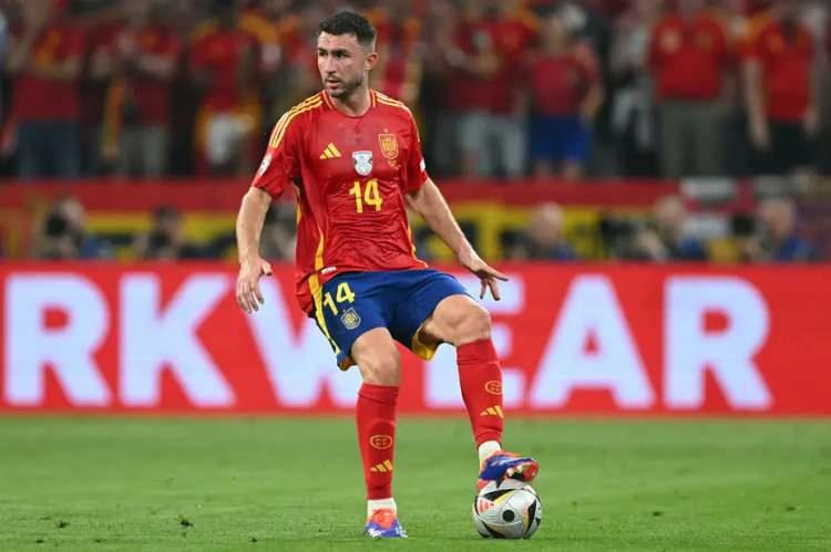 <p>Savunma hattına takviye planlayan Galatasaray'da iki isim dikkat çekiyor.<br />
<br />
Al Nassr'dan ayrılmayı düşünen Aymeric Laporte ile Ajax'tan milli yıldız Ahmetcan Kaplan, listede öne çıkıyor.<br />
<br />
(FOTOMAÇ)</p>