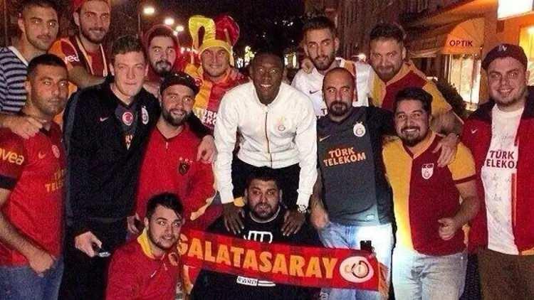 <p>Kariyerinin en olgun döneminde bulunan ve sıkı bir Galatasaray taraftarı olan Alaba'nın takıma gelme ihtimali şimdiden bazı Galatasaraylı taraftarları heyecanlandırdı.<br />
<br />
<br />
(TAKVİM)</p>