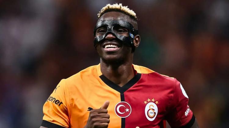 <p>Galatasaray teknik direktörü Okan Buruk, Victor Osimhen'i telefonla arayarak takımda kalmasının hem kariyeri hem de Şampiyonlar Ligi hedefleri için en doğru tercih olacağını anlattı.<br />
<br />
(FANATİK)</p>