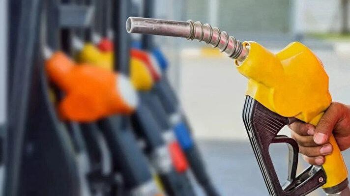 <p>Brent petroldeki dalgalanma, geçtiğimiz haftalarda fiyatlara zam olarak yansımıştı. Son olarak 21 Haziran'da motorine 3,30 TL, benzine ise 1,51 TL zam gelmişti. Bugün itibarıyla motorin fiyatlarına 1,63 TL’lik indirim yapılmıştı.</p>
<p>Yeni indirimlerle birlikte bazı illerde 55 TL’yi aşan motorin fiyatlarının yeniden gerilemesi bekleniyor.</p>