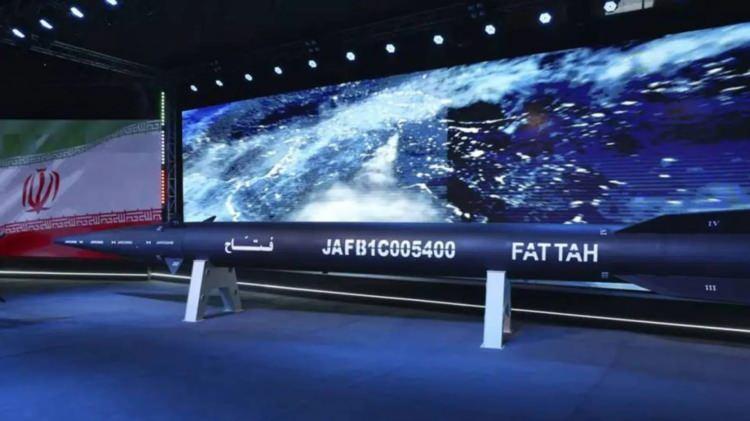 <p><strong>&Ouml;ZELLİKLER</strong></p>

<p>&nbsp;</p>

<p><span style="color:#B22222"><strong>Menzil: </strong></span>Yaklaşık 1.400 km</p>

<p>&nbsp;</p>

<p><span style="color:#B22222"><strong>Ağırlık: </strong></span>Tahmini 4.000 kg (resm&icirc; veri sınırlı, tahminidir)</p>

<p>&nbsp;</p>

<p><span style="color:#B22222"><strong>Uzunluk: </strong></span>Yaklaşık 8 &ndash; 10 metre (tahmini)</p>

<p>&nbsp;</p>

<p><span style="color:#B22222"><strong>İrtifa:</strong></span> Y&uuml;ksek irtifa (hipersonik balistik y&ouml;r&uuml;nge; atmosferin &uuml;st katmanlarına kadar &ccedil;ıkabilir)</p>
