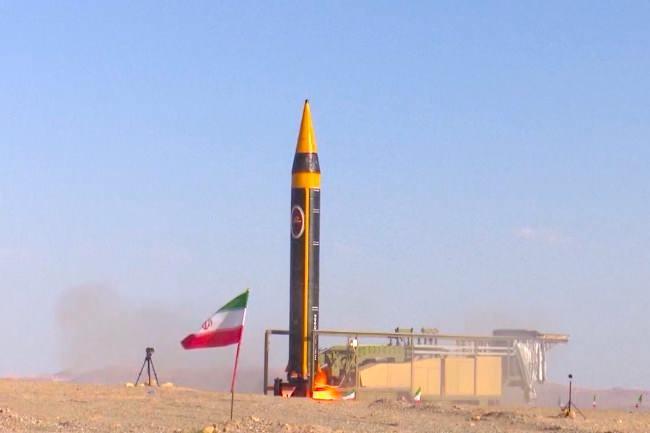 <p><strong>&Ouml;ZELLİKLER</strong></p>

<p>&nbsp;</p>

<p><span style="color:#B22222"><strong>Menzil:</strong></span> Yaklaşık 2.000 km</p>

<p>&nbsp;</p>

<p><span style="color:#B22222"><strong>Ağırlık: </strong></span>Yaklaşık 19.000 kg</p>

<p>&nbsp;</p>

<p><span style="color:#B22222"><strong>Uzunluk: </strong></span>Yaklaşık 13 &ndash; 13.5 metre</p>

<p>&nbsp;</p>

<p><span style="color:#B22222"><strong>İrtifa: </strong></span>Y&uuml;ksek irtifa (orta menzilli balistik f&uuml;ze olduğundan atmosferin &uuml;st katmanlarına kadar &ccedil;ıkabilir)</p>
