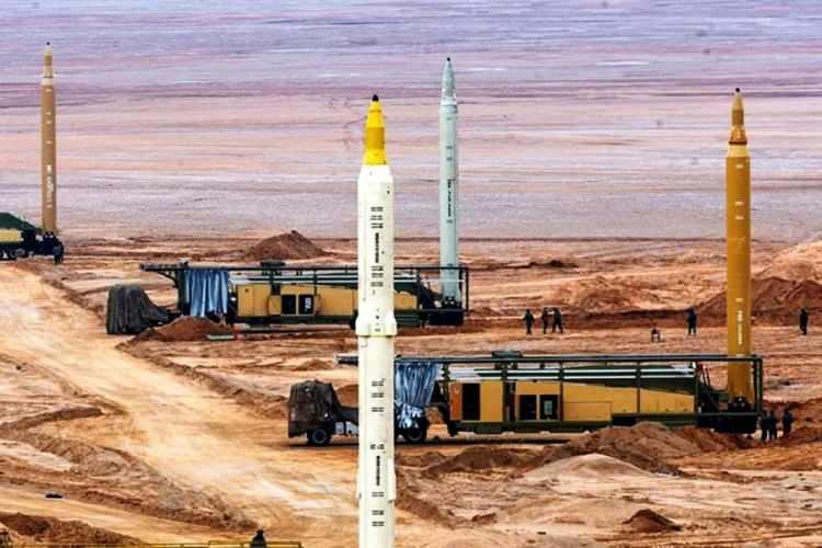 <p><strong>&Ouml;ZELLİKLERİ</strong></p>

<p>&nbsp;</p>

<p><span style="color:#B22222"><strong>Menzil: </strong></span>Yaklaşık 2.000 &ndash; 2.500 km</p>

<p>&nbsp;</p>

<p><span style="color:#B22222"><strong>Ağırlık: </strong></span>Yaklaşık 23.600 kg</p>

<p>&nbsp;</p>

<p><span style="color:#B22222"><strong>Uzunluk:</strong></span> Yaklaşık 18 metre</p>

<p>&nbsp;</p>

<p><span style="color:#B22222"><strong>İrtifa:</strong></span> Y&uuml;ksek irtifa (orta&ndash;uzun menzilli balistik f&uuml;ze, atmosferin dış sınırına kadar &ccedil;ıkabilir)</p>
