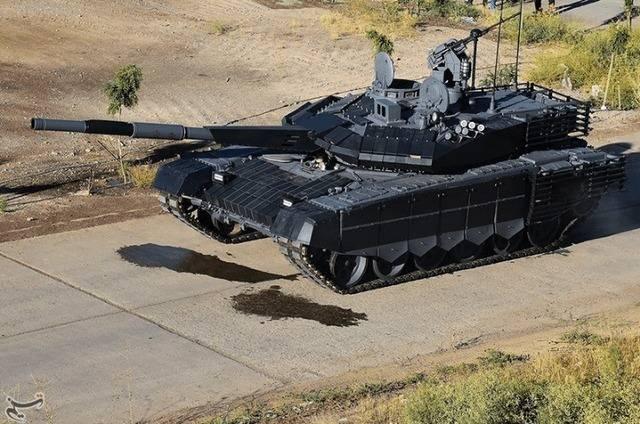 <p><strong>&Ouml;ZELLİKLER</strong></p>

<p>&nbsp;</p>

<p><span style="color:#B22222"><strong>Ağırlık: </strong></span>Yaklaşık 52 ton</p>

<p>&nbsp;</p>

<p><span style="color:#B22222"><strong>Zırh: </strong></span>Kompozit ve reaktif zırh (modernleştirilmiş)</p>

<p>&nbsp;</p>

<p><span style="color:#B22222"><strong>Motor: </strong></span>Dizel motor, yaklaşık 1000 beygir g&uuml;c&uuml;</p>

<p>&nbsp;</p>

<p><span style="color:#B22222"><strong>Azami Hız:</strong></span> Yaklaşık 70 km/s</p>

<p>&nbsp;</p>

<p><span style="color:#B22222"><strong>Menzil (karada):</strong></span> Yaklaşık 550 km</p>

<p>&nbsp;</p>

<p><span style="color:#B22222"><strong>M&uuml;rettebat: </strong></span>3 kişi (s&uuml;r&uuml;c&uuml;, nişancı, komutan)</p>
