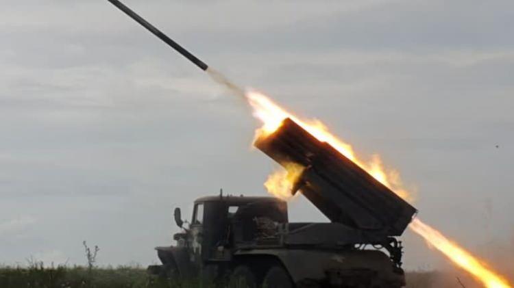 <p><strong>&Ouml;ZELLİKLER</strong></p>

<p>&nbsp;</p>

<p><span style="color:#B22222"><strong>T&uuml;r: </strong></span>&Ccedil;ok namlulu roketatar (MLRS)</p>

<p>&nbsp;</p>

<p><span style="color:#B22222"><strong>Kalibre: </strong></span>122 mm</p>

<p>&nbsp;</p>

<p><span style="color:#B22222"><strong>Roket Sayısı: </strong></span>40 namlu</p>

<p>&nbsp;</p>

<p><span style="color:#B22222"><strong>Menzil: </strong></span>Yaklaşık 20 &ndash; 40 km (roket tipine bağlı)</p>

<p>&nbsp;</p>

<p><span style="color:#B22222"><strong>Ağırlık:</strong></span> Yaklaşık 13.7 ton (taşıyıcı ara&ccedil; dahil)</p>

<p>&nbsp;</p>

<p><span style="color:#B22222"><strong>Uzunluk: </strong></span>Yaklaşık 7 metre (taşıyıcı ara&ccedil;)</p>
