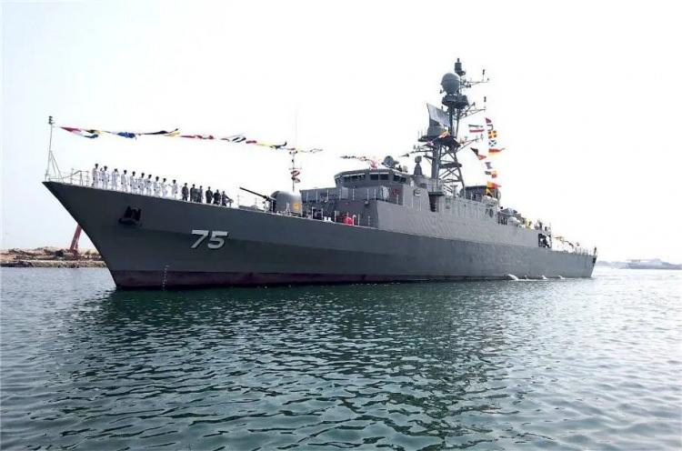 <p><strong>&Ouml;ZELLİKLER</strong></p>

<p>&nbsp;</p>

<p><span style="color:#B22222"><strong>M&uuml;rettebat: </strong></span>Yaklaşık 140-150 kişi</p>

<p>&nbsp;</p>

<p><strong><span style="color:#B22222">&Uuml;retici:</span> </strong>İran</p>

<p>&nbsp;</p>

<p><span style="color:#B22222"><strong>Uzunluk: </strong></span>Yaklaşık 94 metre</p>

<p>&nbsp;</p>

<p><span style="color:#B22222"><strong>Genişlik: </strong></span>Yaklaşık 11.1 metre</p>

<p>&nbsp;</p>

<p><span style="color:#B22222"><strong>Sualtı deplasmanı: </strong></span>Yaklaşık 1.500 &ndash; 1.700 ton</p>

<p>&nbsp;</p>

<p><span style="color:#B22222"><strong>Menzil: </strong></span>Yaklaşık 2.000 deniz mili (kruvaziyer hızında)</p>

<p>&nbsp;</p>

<p><span style="color:#B22222"><strong>Azami hız: </strong></span>Yaklaşık 30 knot (55 km/s)</p>
