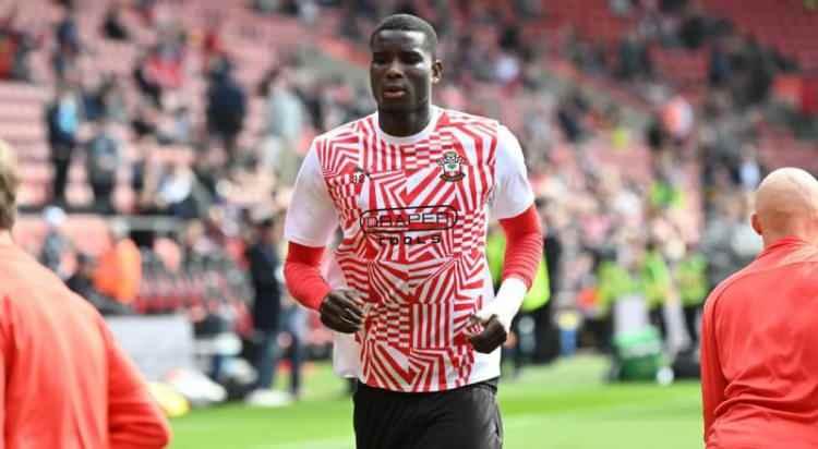 <p>Trabzonspor yönetimi, Paul Onuachu için geri sayıma geçti.<br />
<br />
Bordo-mavililer, daha önce kiralık olarak forma giyen Nijeryalı santrforun bonservisine karşılık 6 milyon Euro önerdiği Southampton ile anlaşmak üzere.<br />
<br />
(SABAH)</p>