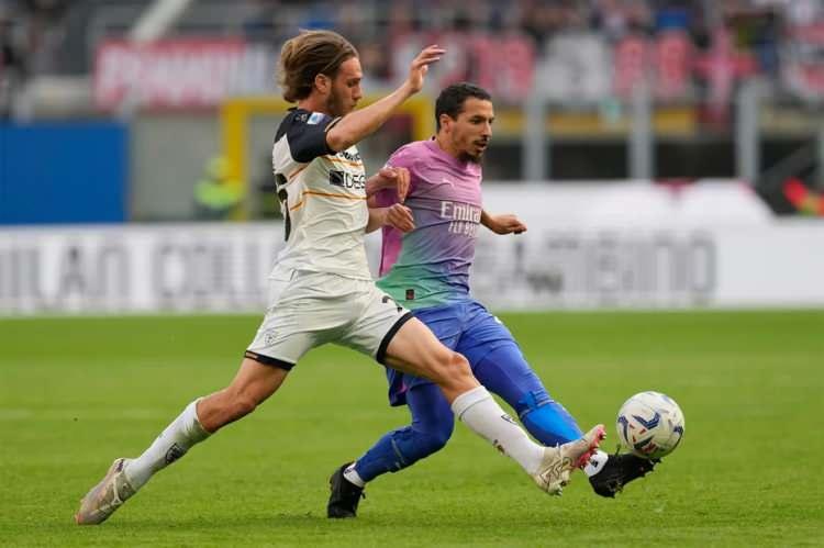 <p>Beşiktaş'ta scout şefi Eduard Graf yönetime iki futbolcu tavsiye etti.<br />
<br />
Bu isimlerden ilki Lecce'de forma giyen sol bek Antonino Gallo. Diğeri ise Genk'in sol kanadı Christopher Bonsu Baah.<br />
<br />
(HÜRRİYET)</p>