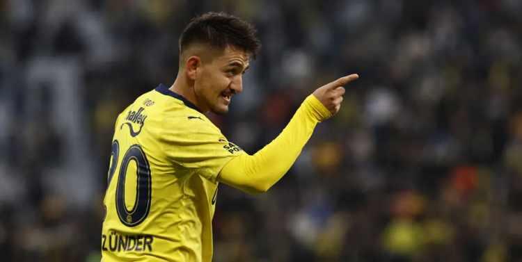 <p>MLS ekibi Los Angeles FC'de kiralık olarak forma giydikten sonra Fenerbahçe'ye dönen Cengiz Ünder, yeni sezonda sarı-lacivertlilerde kalmak istiyor.<br />
<br />
Milli futbolcuyla ilgili son kararı Jose Mourinho verecek.<br />
<br />
(FANATİK)</p>