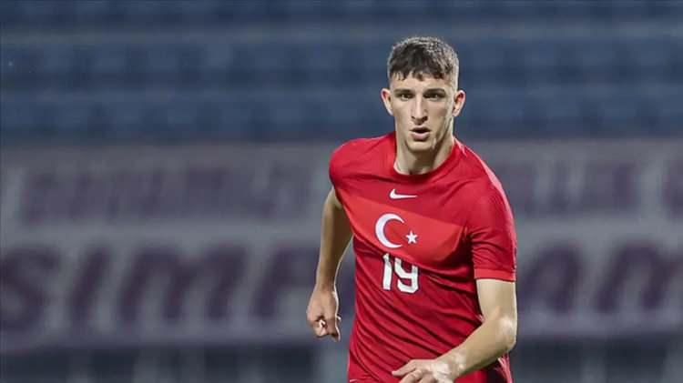 <p>Galatasaray, Ajax'tan Ahmetcan Kaplan'la ilgileniyor.<br />
<br />
22 yaşındaki stoperin transferi için çalışmalara başlayan sarı-kırmızılılarda teknik direktör Okan Buruk milli futbolcuya onay verdi.<br />
<br />
(FANATİK)</p>
