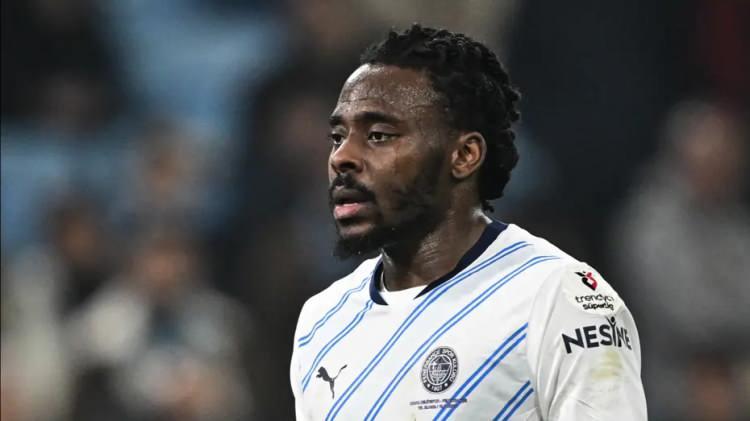 <p>Beşiktaş, Bright Osayi-Samuel için 2 milyon euroluk bir teklif sundu.<br />
<br />
Siyah-beyazlılar bu rakamın üstüne çıkmak istemiyor. <br />
<br />
(FANATİK)</p>