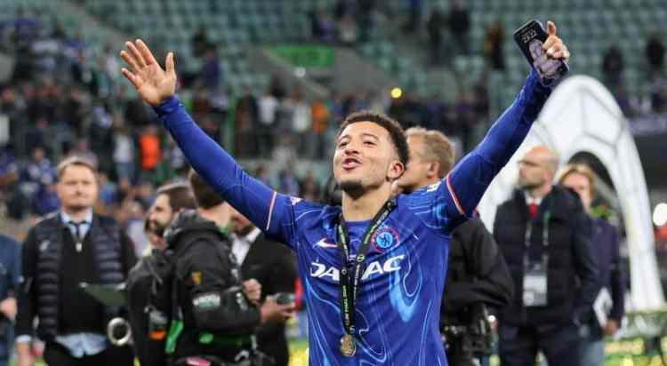 <p>Fenerbahçe, bonservisi Manchester United'da olan ve geçtiğimiz sezonu Chelsea'de kiralık olarak geçiren Jadon Sancho'yu kadrosuna katmak için düğmeye bastı.<br />
<br />
(MİLLİYET)</p>