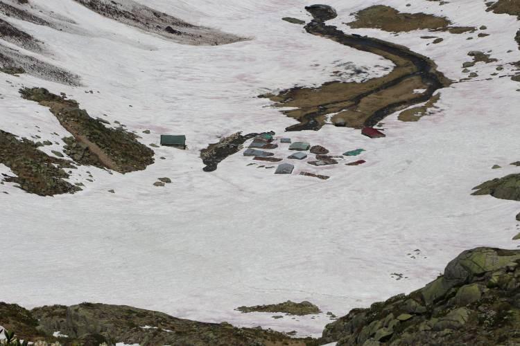 <p>Ağır geçen kış şartlarınınım ardından şehrin yüksek kesiminde yağan kar haziran ayının son haftasına girilmesine rağmen henüz erimedi.</p>
