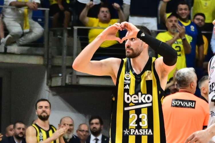 <p>İkinci çeyrekte iyi oyununu sürdüren Fenerbahçe Beko, soyunma odasına 48-40 üstün gitti.</p>