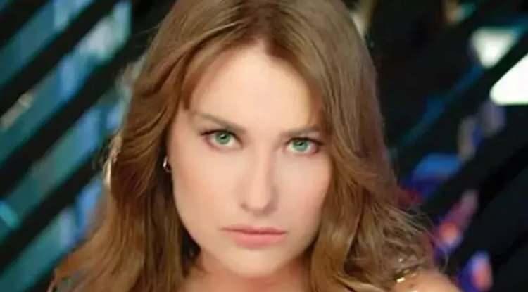 <p>Ünlü şarkıcı yayınladığı videoda <em><strong>"Avrupa şöyle Avrupa böyle diyenler bir kez daha düşünsün. Açın gözünüzü ülkemizin kıymetini bilin.</strong></em><em><strong>"</strong></em> diyerek uyardı.</p>