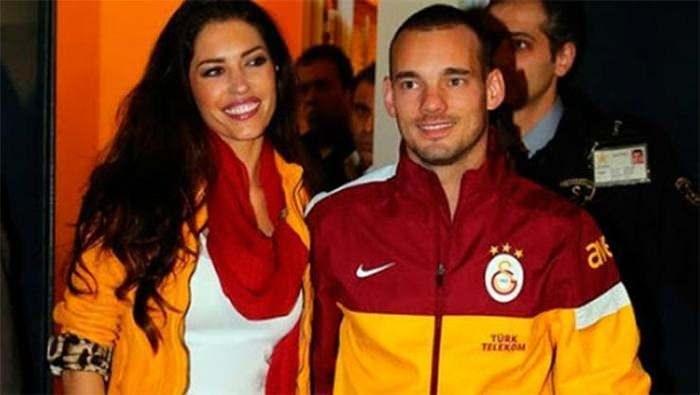 <p><span style="color:#000000"><strong>2013 yılında transfer olduğu Galatasaray'da 3,5 sene forma giyen Hollandalı futbol yıldızı Wesley Sneijder, hem başarılı performansı hem de özel yaşantısıyla magazin gündeminin yakın takibindeydi. </strong></span></p>