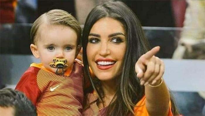 <p><span style="color:#000000"><strong>2010-2019 yılları arasında Yolanthe Cabau ile evli olan ve Galatasaray'da oynarken oğlu Xess Xava'yı kucağına alan yıldız ismin eski eşi şu sıralar hayatını aktaracak olan bir belgeselle meşgul.</strong></span></p>