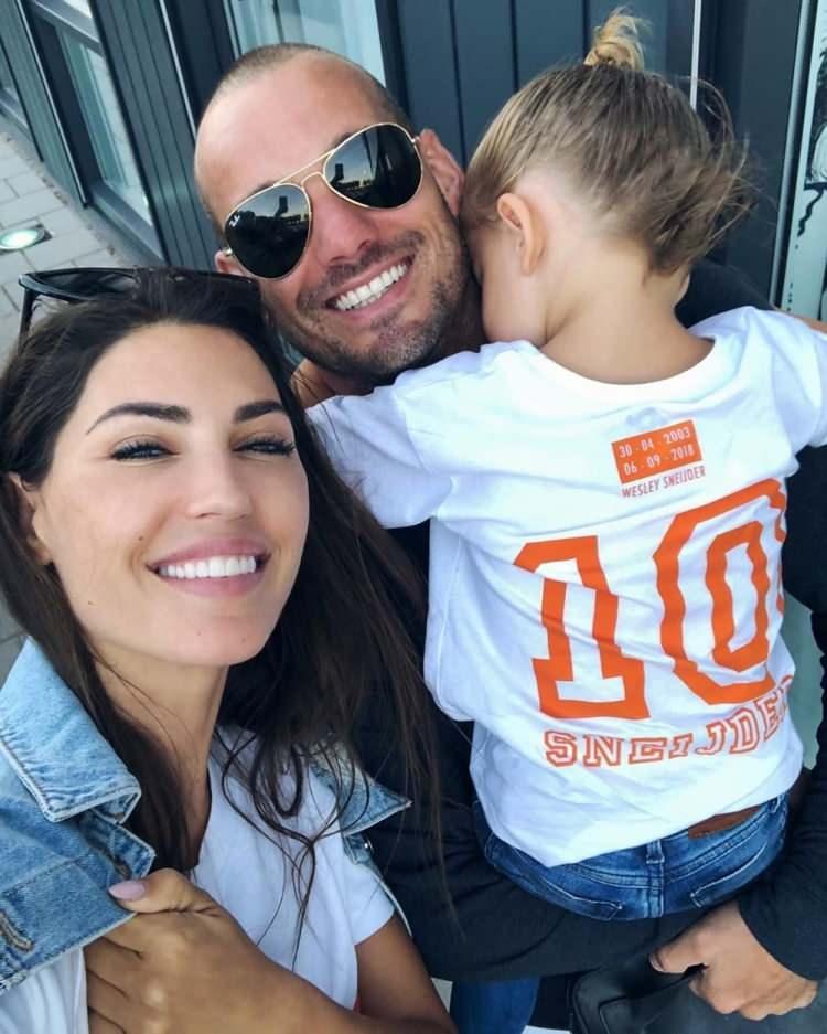 <p><span style="color:#000000"><strong>Eski eşi ve oğluna da yer vereceği belgeseli için oldukça heyecanlı olan Yolanthe, Instagram'da kendisine gelen mesaja Türkçe yanıt verdi.</strong></span></p>