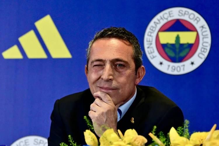 <p><span style="color:#B22222"><strong>ALİ KOÇ’A GÜVEN AZALIYOR</strong></span></p>
<p> </p>
<p> </p>
<p>Fenerbahçe’nin 7 yıldır başkanı olan Ali Koç, üst üste gelen başarısızlıklar nedeniyle eleştiri oklarının hedefinde. Araştırma sonuçlarına göre:</p>
<p>Katılımcıların %36,4’ü “Ali Koç başkanlığı bırakmalı” dedi.<br />
Sadece %25,3’ü göreve devam etmesini destekliyor.<br />
Fikir beyan edenlerin %59’u Koç’un görevi bırakmasından yana.<br />
Fenerbahçe taraftarları özelinde ise tablo daha çarpıcı:</p>
<p>%51,6’sı Ali Koç’un istifa etmesi gerektiğini düşünüyor.<br />
Yalnızca %29,2 görevde kalmasını istiyor.</p>