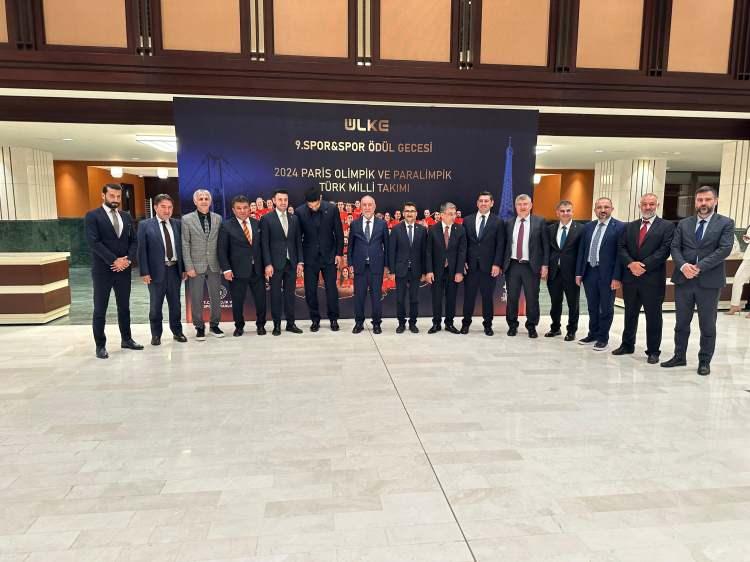<p>Ülke TV'nin geleneksel olarak düzenlediği "9. Sporun Devleri Buluşuyor" ödül töreni, Ankara'da yapıldı.</p>