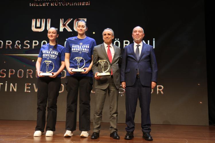 <p>Ülke TV'nin geleneksel olarak düzenlediği "9. Sporun Devleri Buluşuyor" ödül töreni, Ankara'da yapıldı.</p>

<p> </p>

