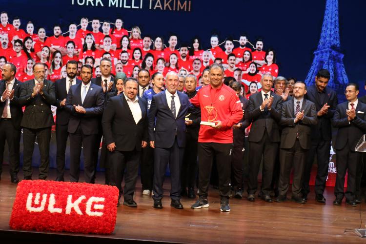 <p>Cumhurbaşkanlığı Millet Kütüphanesi Konferans Salonu'nda düzenlenen törene, Gençlik ve Spor Bakan Yardımcıları Hamza Yerlikaya, Safa Koçoğlu, Ankara Valisi Vasip Şahin, milletvekilleri, federasyon başkanları, sporcular, spor ve siyaset dünyasından isimler katıldı.</p>

<p> </p>
