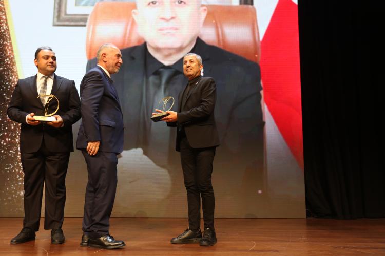 <p>Ülke TV "9. Spor ve Spor Ödülleri" gecesinde, spora katkıda bulunan siyaset, iş ve spor camiasından isimler ödüllerini aldı.</p>
