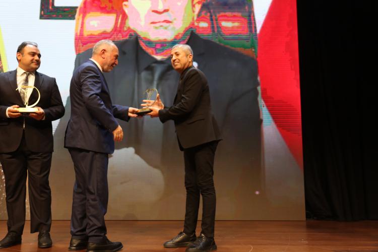 <p>Törende Anadolu Ajansı (AA) Spor Muhabiri Erkan Tiryaki "Yılın Gazetecisi" ödülüne layık görüldü. Tiryaki'ye ödülü, Kanal 7 Yönetim Kurulu Başkanı Zekeriya Karaman tarafından takdim edildi.</p>

<p> </p>
