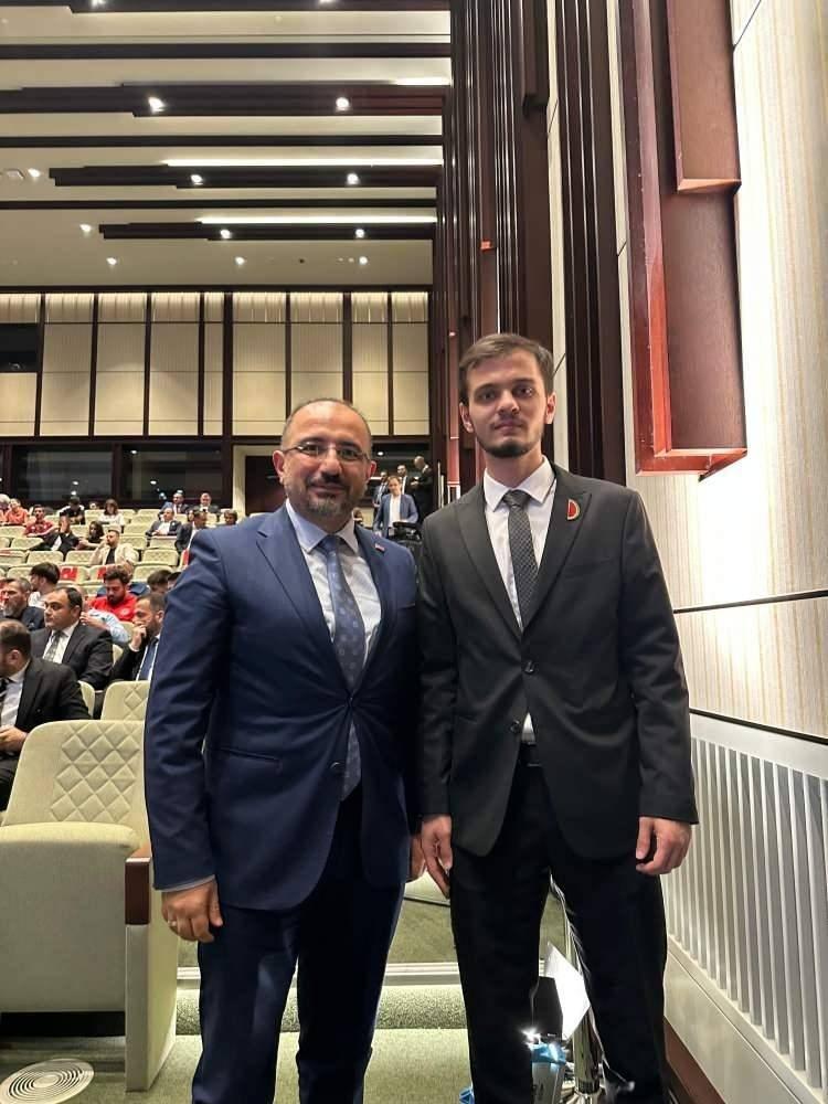 <p>Ülke TV "9. Spor ve Spor Ödülleri" gecesinde, spora katkıda bulunan siyaset, iş ve spor camiasından isimler ödüllerini aldı.</p>
<p> </p>
