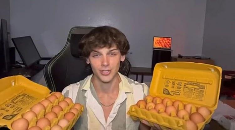 <p><span style="color:#B22222"><em><strong>Dünyaca ünlü YouTuber Joshua Allard, sıradışı bir beslenme yöntemi uygulayarak takipçilerini şaşkına çevirdi. Yalnızca yumurta ile beslenen ünlü isim, beş günlük sıra dışı diyetin ardından yaşadığı değişimi paylaştı.</strong></em></span></p>