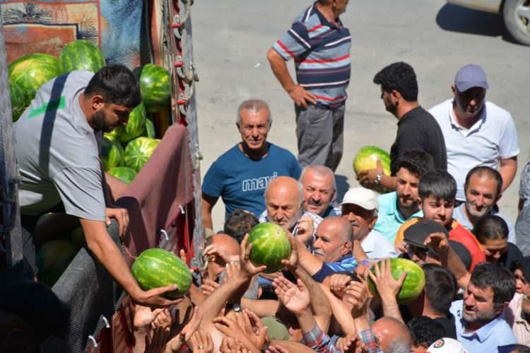 <p>Geçen yıl da ücretsiz olarak karpuz dağıttıklarını ifade eden Mehmet Kutsal, <strong>“Bu sene karpuz verimi çok iyi oldu. Dağıtımını yaptığımız karpuz, en kaliteli üründür. Kendi yemediğimizi kimseye vermeyiz. </strong></p>