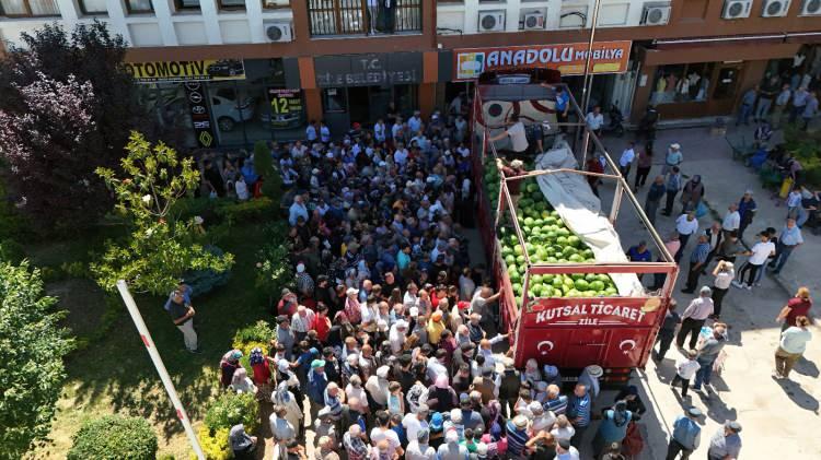 <p><strong>Vatandaşlarımıza bir katkımız olsun istedik ve 1 tır dolusu yaklaşık 26 ton karpuzu bu sene de dağıtıyoruz. Yoğun ilgiden izdiham yaşandı ama herkese yetecek kadar karpuzumuz var” </strong>diye konuştu.</p>