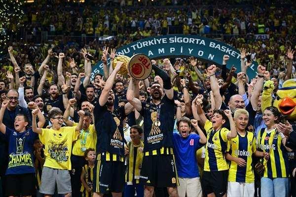 <p>Türkiye Kupası finali ile Basketbol Süper Ligi play-off final serisinde Beşiktaş Fibabanka'ya üstünlük kurarak mutlu sona ulaşan sarı-lacivertli ekip, THY Avrupa Ligi'nde ise Fransa temsilcisi Monaco'yu mağlup ederek kupayı müzesine götürdü.</p>