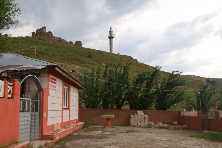<p>Köy sakinleri, minarenin tepeye yapıldıktan sonra çevre mezraların ezan sesini rahatça duyabildiğini ifade etti. </p>
<p> </p>
<p> </p>