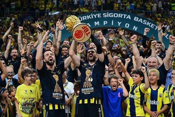 <p>Fenerbahçe Beko, 2014-2015'ten bu yana Avrupa basketbolunda aynı sezonda Avrupa (Bir numaralı organizasyon), lig ve kupa şampiyonlukları yaşayan ilk takım oldu.</p>